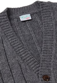 Cardigan grigio lavorato a maglia con una texture a coste, scollo a V e un singolo bottone di plastica marrone. Etichettato "benetton curated by Amypolis."