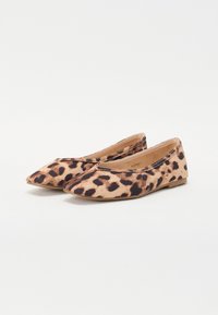 Ballerine in stampa leopardata realizzate in tessuto morbido; design a punta con tacco basso e piatto e rivestimento interno liscio.
