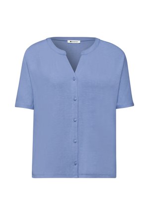Jasnoniebieska koszula z krótkim rękawem, zapinana na guziki z okrągłym dekoltem i sześcioma guzikami z przodu, wykonana z miękkiego materiału.