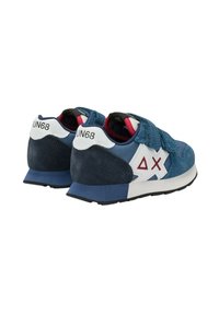 Coppia di scarpe da ginnastica blu per bambini con cinturini in velcro, accenti bianchi, dettagli rossi del logo e nome del marchio "SUN68" sulla linguetta del tallone.