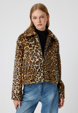 Kurtka z futra sztucznego w wzór panterki o skróconym kroju, z czarnym zamkiem błyskawicznym i z klapowanym kołnierzem. Posiada długie rękawy oraz miękką, textured powierzchnię.