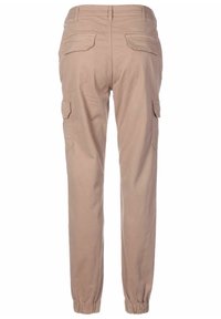 Beige cargobroek van katoen, met een relaxte pasvorm, elastische boorden en zijzakken met kleppen. Achterzakken zijn ook zichtbaar.