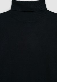 Maglione nero a collo alto con texture a costine, caratterizzato da un collo alto e un design aderente. Il tessuto appare morbido e lavorato a maglia.