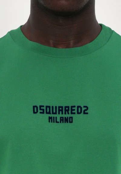 Grønn bomulls T-skjorte med rund hals og blå brodert "DSQUARED2 MILANO" logo på brystet. Glatt tekstur og avslappet passform.