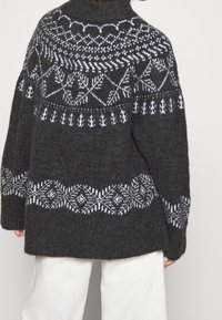 YAS Sweter