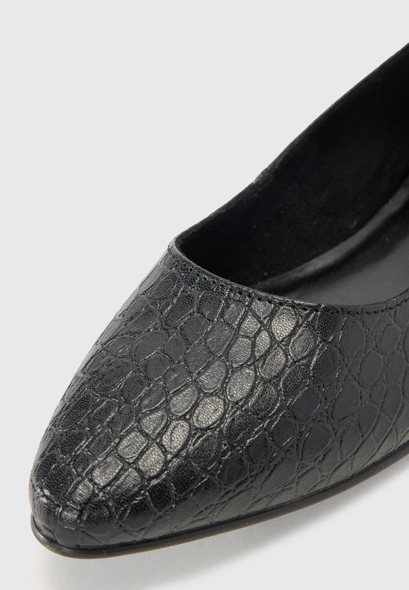 Schwarzer Kunstlederschuh mit strukturiertem Reptilienmuster, spitz zulaufendem Design und glatter Innenauskleidung.