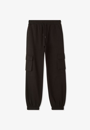 Czarne dresy wykonane z miękkiego materiału, z elastycznym paskiem, mankietami w stylu jogger oraz dwiema bocznymi kieszeniami cargo z klapkami.