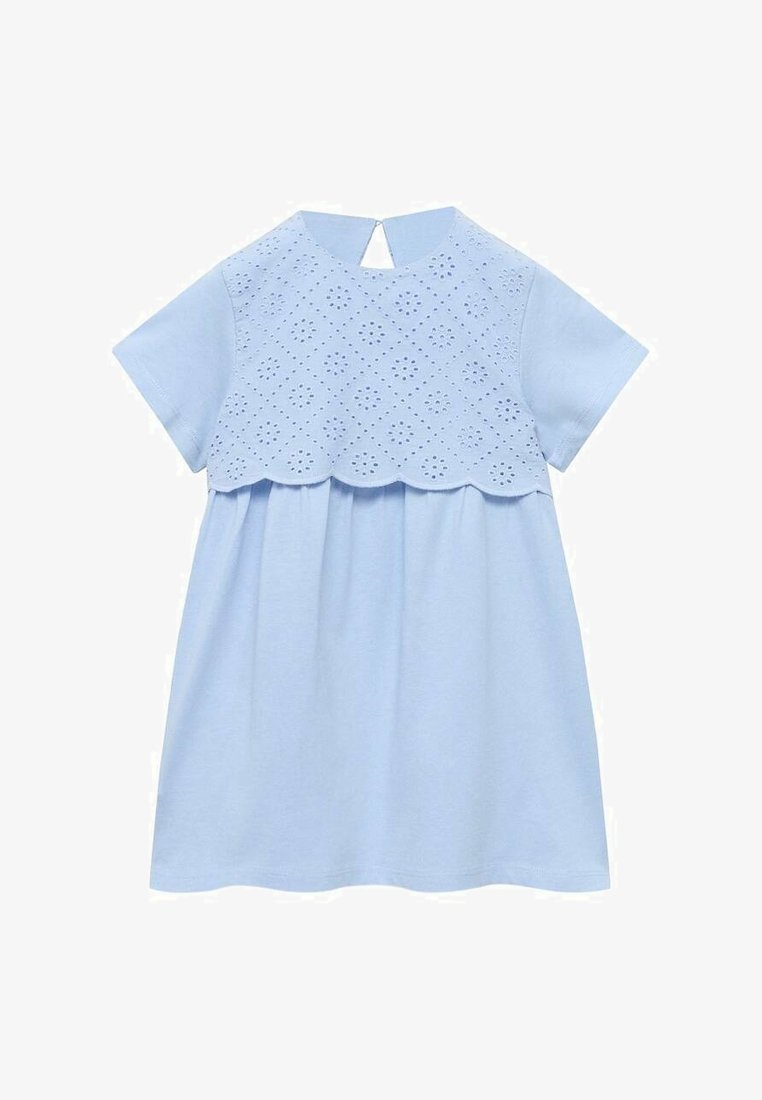 Svetlo modra bombažna obleka s kratkimi rokavi, ki ima izrezan, vezen yoke in nabran krilo. Vključena je tudi podrobnost v obliki ključavnice na hrbtu.