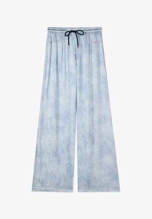 Lichtblauwe wijde broek met elastische tailleband en zwart trekkoord, voorzakken en een zachte vervaagde wassing.