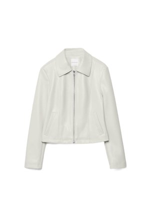 Jasnoszara krótka kurtka z długimi rękawami, kołnierzem w szpic, przednim zamkiem błyskawicznym i dwoma bocznymi kieszeniami, prezentowana na białym tle.