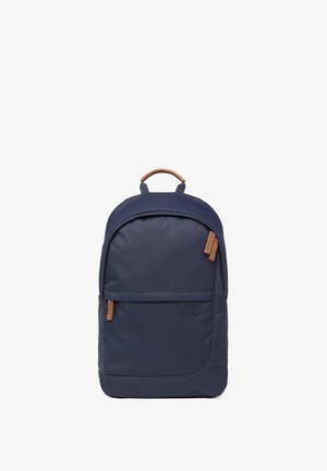 Marineblauer Rucksack mit glatter Stoffstruktur, braunen Lederelementen, einem oberen Griff und einer Vorderreißverschlusstasche. Schlankes Design mit dezentem Stich.