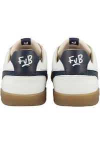 Zapatillas de cuero blancas con acentos en azul marino y suela de goma. Presentan un logo en el talón y un collar texturizado para mayor comodidad.