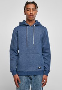 Felpa blu in morbido tessuto con tasca frontale, cappuccio regolabile con coulisse e cordini bianchi a contrasto. Vestibilità casual classica.