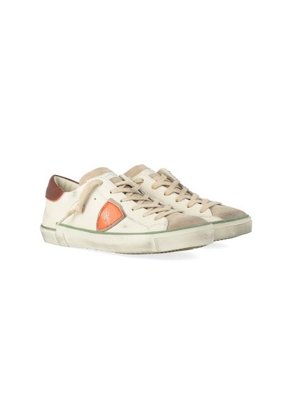 Sneaker beige a taglio basso con punte in camoscio color tan, dettagli sul tallone marroni, patch laterali arancioni e lacci beige su sfondo bianco.