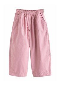 Loszittende, lichtroze cropped broek met elastische tailleband en zijzakken, gemaakt van zachte stof, weergegeven tegen een witte achtergrond.