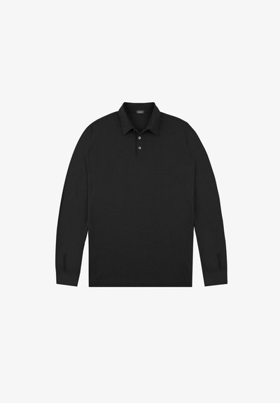 Czarna polo z długim rękawem, z kołnierzykiem i plaketą na trzy guziki. Żebrowane mankiety i dół nadają projektowi fakturę.