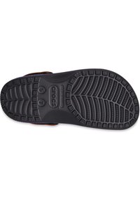 Czarna gumowa podeszwa klapka z fakturowanym bieżnikiem, z wytłoczonymi logo i oznaczeniami rozmiaru. Akcenty w kolorze pomarańczowym i fioletowym.