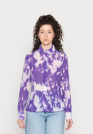 Camisa de botão em tie-dye roxo e branco, com colarinho, mangas longas e um design ajustado. Tecido suave e leve com detalhes em botão.