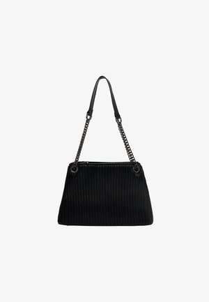 Bolso de mano negro hecho de material acanalado, con dos asas para el hombro: una plana y otra de cadena. Forma elegante con un cierre de cremallera en la parte superior.