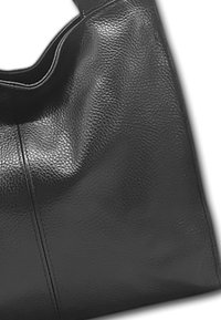 Sac fourre-tout en cuir noir avec une texture lisse, une ouverture supérieure arrondie et des détails de couture visibles. Pas de quincaillerie ni d'accents supplémentaires.