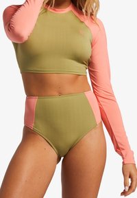 Olivgrünes Crop-Top mit langen pinken Ärmeln und hochgeschnittenen Bikiniunterteilen, das farblich abgesetzte Akzente und einen glatten, dehnbaren Stoff aufweist.