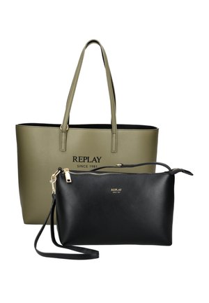 Groene faux leren tote bag met gouden tekst "REPLAY SINCE 1981," gecombineerd met een zwarte ritsportemonnee met een metallic logo en een afneembare band.