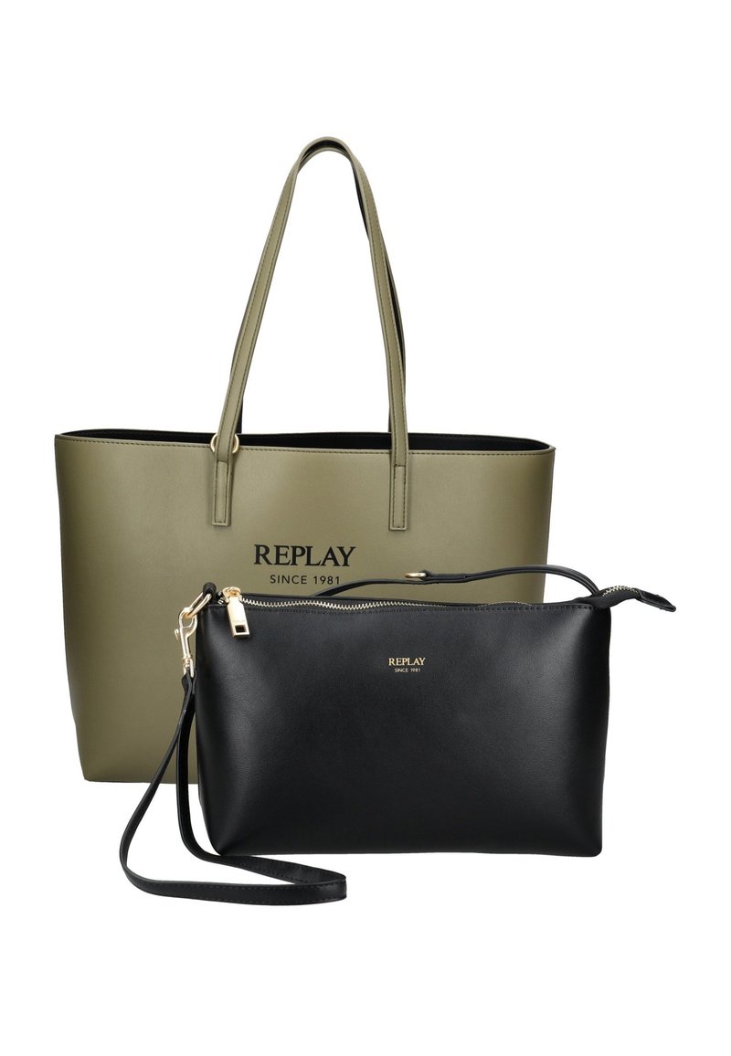Borsa tote in ecopelle verde con testo dorato "REPLAY SINCE 1981", abbinata a una pochette nera con zip e logo metallico, dotata di tracolla removibile.
