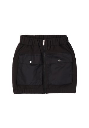 Gonna nera con cintura elastica, caratterizzata da una zip frontale e due grandi tasche anteriori con chiusura a scatto. Realizzata in un materiale liscio ed elastico.