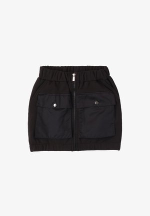 Gonna nera con cintura elastica, caratterizzata da una zip frontale e due grandi tasche anteriori con chiusura a scatto. Realizzata in un materiale liscio ed elastico.