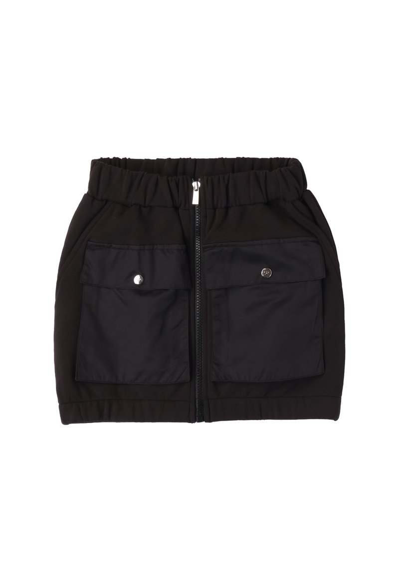 Gonna nera con cintura elastica, caratterizzata da una zip frontale e due grandi tasche anteriori con chiusura a scatto. Realizzata in un materiale liscio ed elastico.