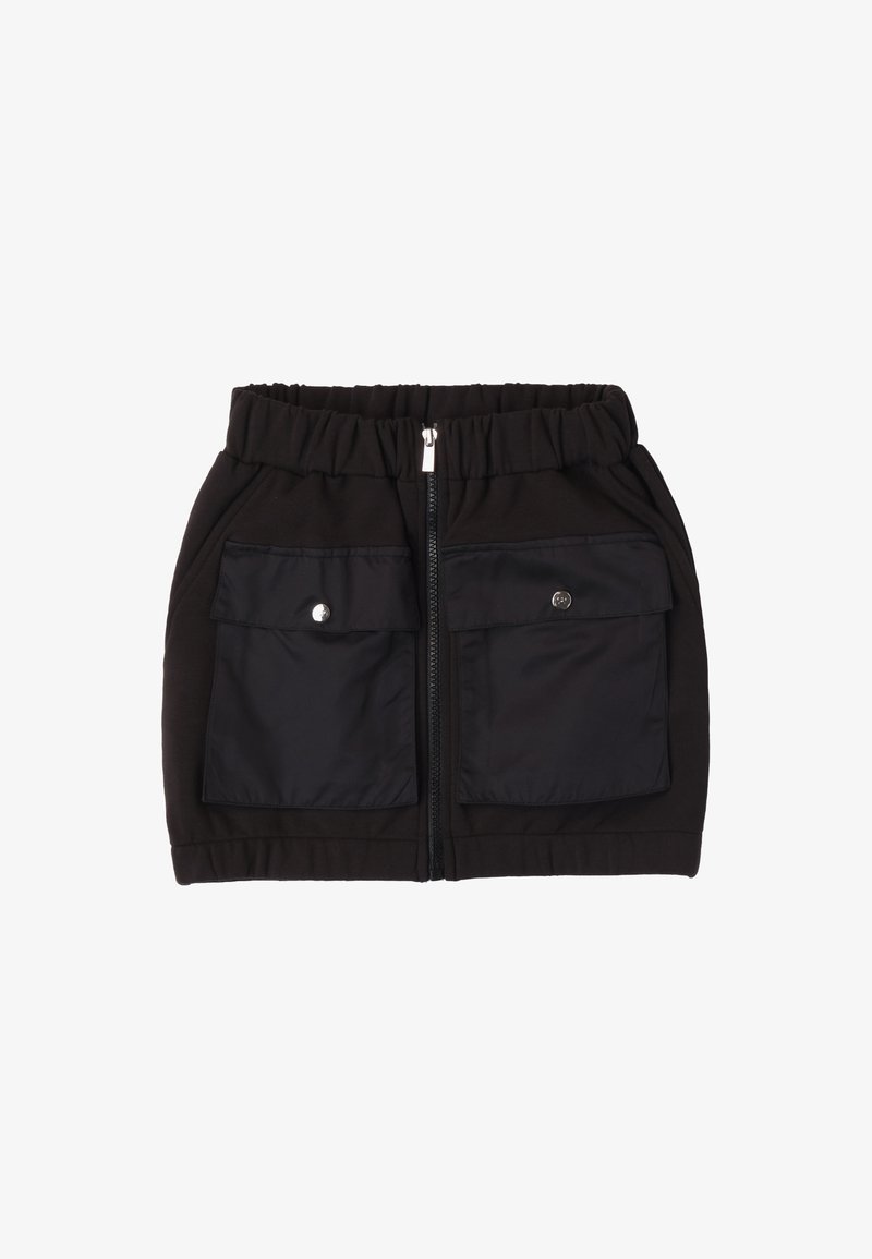 Gonna nera con cintura elastica, caratterizzata da una zip frontale e due grandi tasche anteriori con chiusura a scatto. Realizzata in un materiale liscio ed elastico.