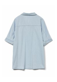 Camicia in denim azzurro chiaro con colletto, maniche corte arrotolate e taglio dritto. Presenta cuciture sottili lungo le cuciture e bottoni.