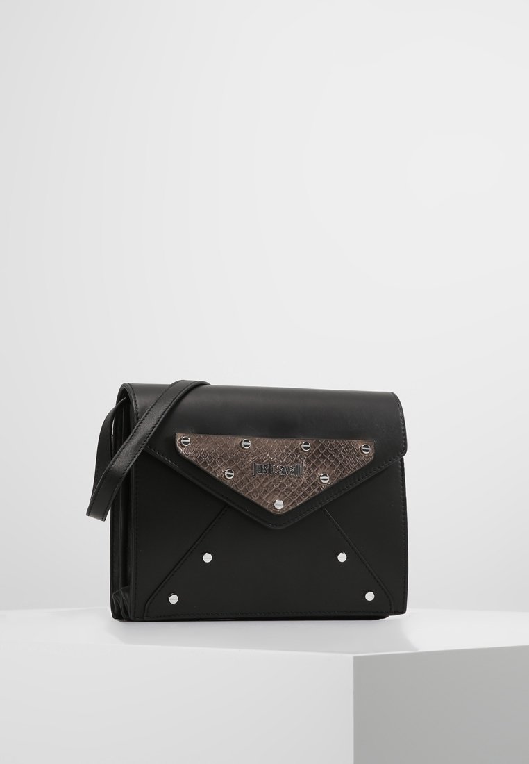 Borsa a tracolla in pelle nera con un pannello marrone testurizzato e borchie metalliche. Presenta una chiusura a patta e una tracolla regolabile per un uso a spalla.