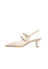 Scarpa slingback in pelle beige con punta affilata, due cinturini regolabili e tacco quadrato basso. Texture liscia e design minimalista.