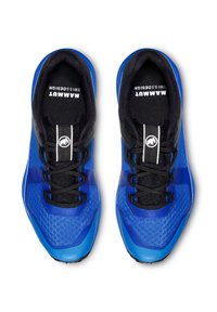 Niebieskie buty sportowe z teksturowaną cholewką i czarnymi sznurówkami, charakteryzujące się smukłym designem oraz detalem logo na języku i pięcie.