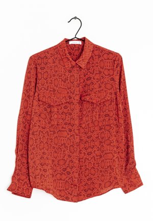 Chemise rouge à manches longues avec un motif serpent, dotée d'un col, de deux poches avant et de boutons aux manches. Confectionnée dans un tissu texturé.