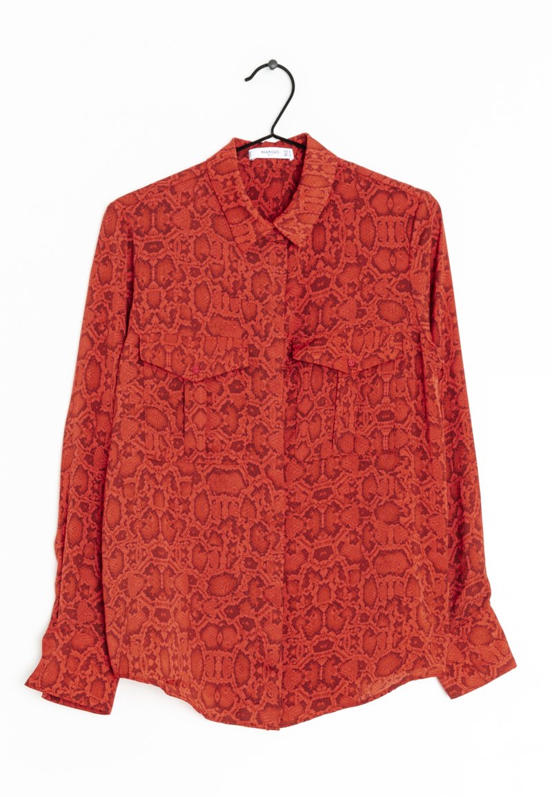 Chemise rouge à manches longues avec un motif serpent, dotée d'un col, de deux poches avant et de boutons aux manches. Confectionnée dans un tissu texturé.