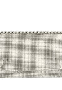 Rhinestone-besat clutch i lys grå, med en tekstureret overflade og metallic kædetrim langs den øverste kant.