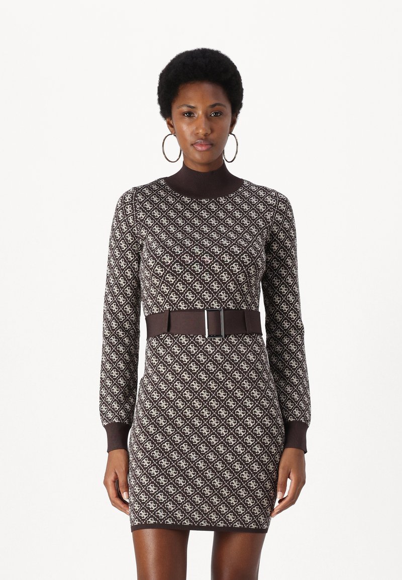 Kudotun bodycon elbise, kahverengi geometrik desen, uzun kollar, yüksek yaka ve parlak tokalı uyumlu bir kemer ile.