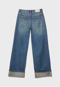 Modré denimové nohavice s širokými nohavicami a vysokým pásom, s prehnutým lemom, dvomi zadnými vreckami a koženou nášivkou na páse.
