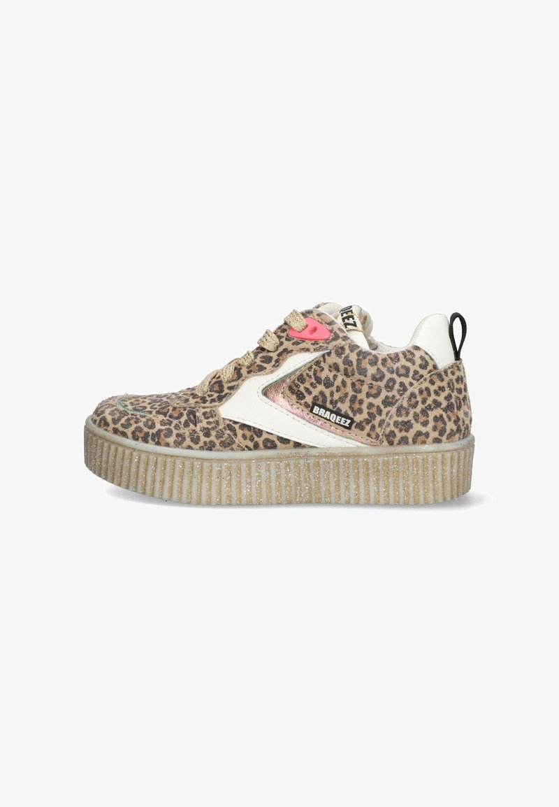 Leopardenmuster-Sneaker mit beigem Textil-Obermaterial, weißen Akzenten, rosa Ösen und erhöhter strukturierter Sohle. Verfügt über eine Schnürung und eine Zuglasche.