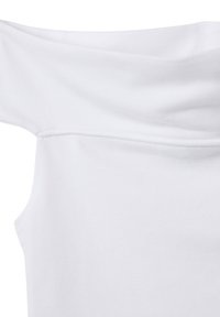 Top blanco sin mangas hecho de algodón ligero. Presenta un ajuste relajado con una textura suave y lisa, y costuras sutiles.