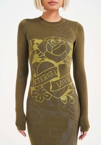Zielono-oliwkowa sukienka z długim rękawem, z dużą grafiką żółtej róży oraz banerem "WIECZNA MIŁOŚĆ". Gładki, elastyczny materiał z dopasowanym krojem.