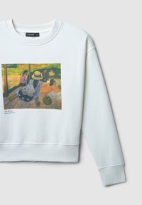 Felpa bianca a maniche lunghe con una stampa colorata del dipinto di Paul Gauguin "La Siesta" che raffigura quattro persone che riposano all'aperto.