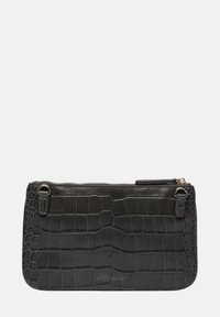 Zwarte clutch gemaakt van krokodillen-embossed leer. Voorzien van een ritssluiting, twee zijhandvatten en een gladde textuur met een glanzende afwerking.