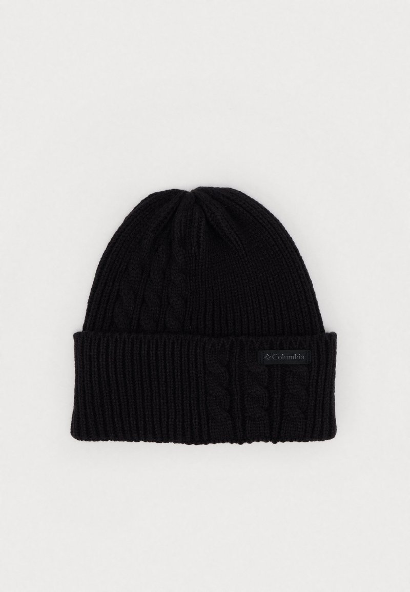 Beanie nero lavorato a maglia con motivo a treccia, polsino a coste e un'etichetta di marca. Tessuto morbido, parte superiore arrotondata, adatto per il freddo.