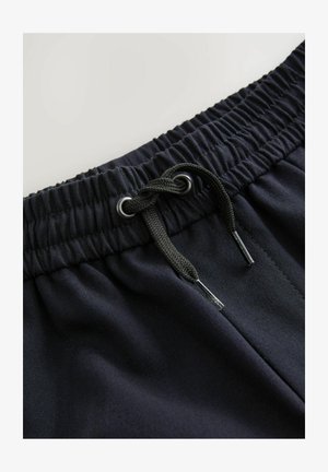 Shorts neri con cintura elastica e cordoncino. Il tessuto appare liscio con una leggera lucentezza ed è leggero. Dettaglio in hardware color argento.