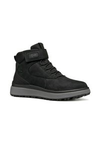 Botas negras de media caña hechas de ante y materiales sintéticos, con un diseño de cordones, cuello acolchado y suela de goma texturizada.
