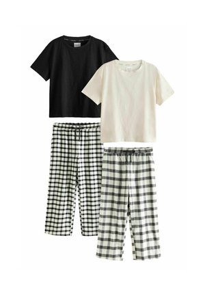 Två kortärmade t-shirts, en svart och en beige, tillsammans med svarta och vita rutiga pyjamasbyxor med elastisk midja.