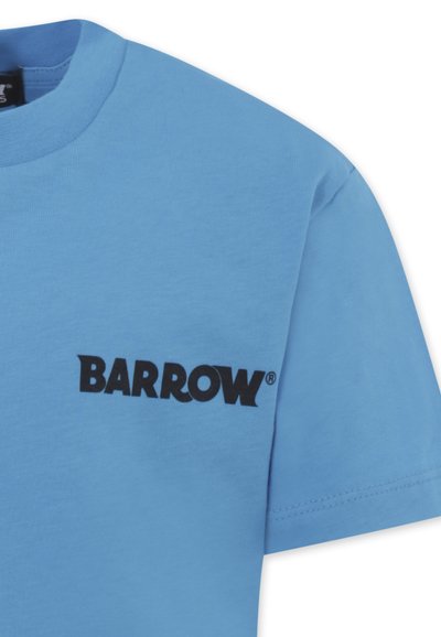 Jasnoniebieska bawełniana koszulka z krótkim rękawem z czarnym nadrukowanym logo "BARROW" na lewej stronie klatki piersiowej. Wykończenie w stylu crew neck.